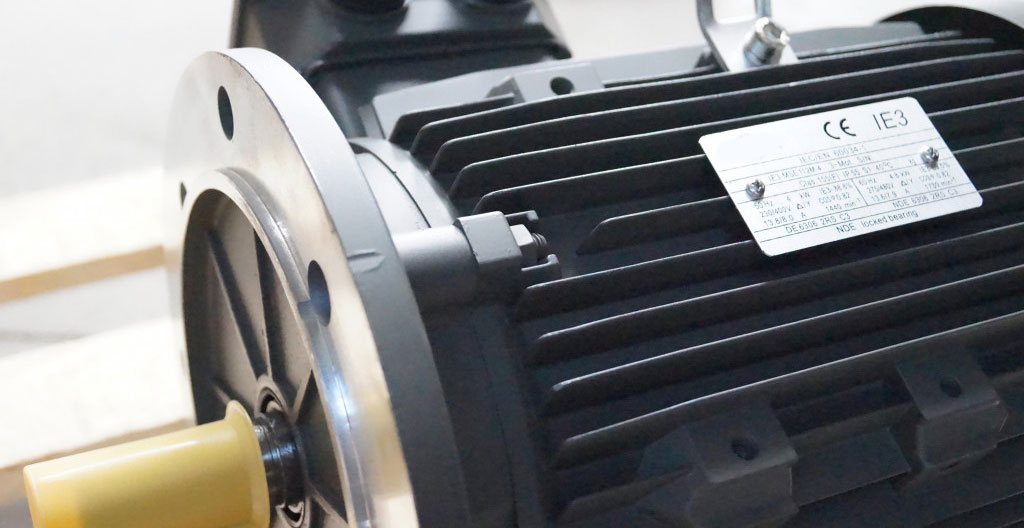 Technicien consultant la plaque signalétique d'un serveur pour vérifier sa consommation électrique